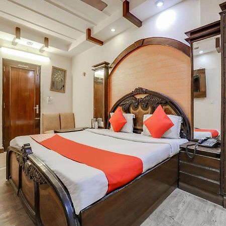 Hotel R Deluxe "Couple Friendly Vaccinated Staff" Нью-Дели Экстерьер фото