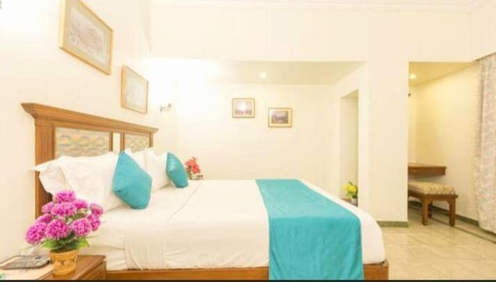 Hotel R Deluxe "Couple Friendly Vaccinated Staff" Нью-Дели Экстерьер фото