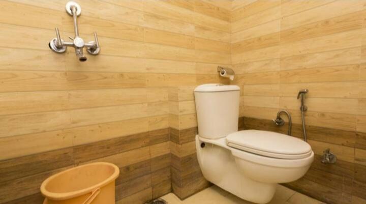 Hotel R Deluxe "Couple Friendly Vaccinated Staff" Нью-Дели Экстерьер фото