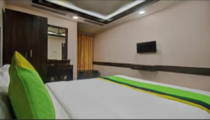 Hotel R Deluxe "Couple Friendly Vaccinated Staff" Нью-Дели Экстерьер фото