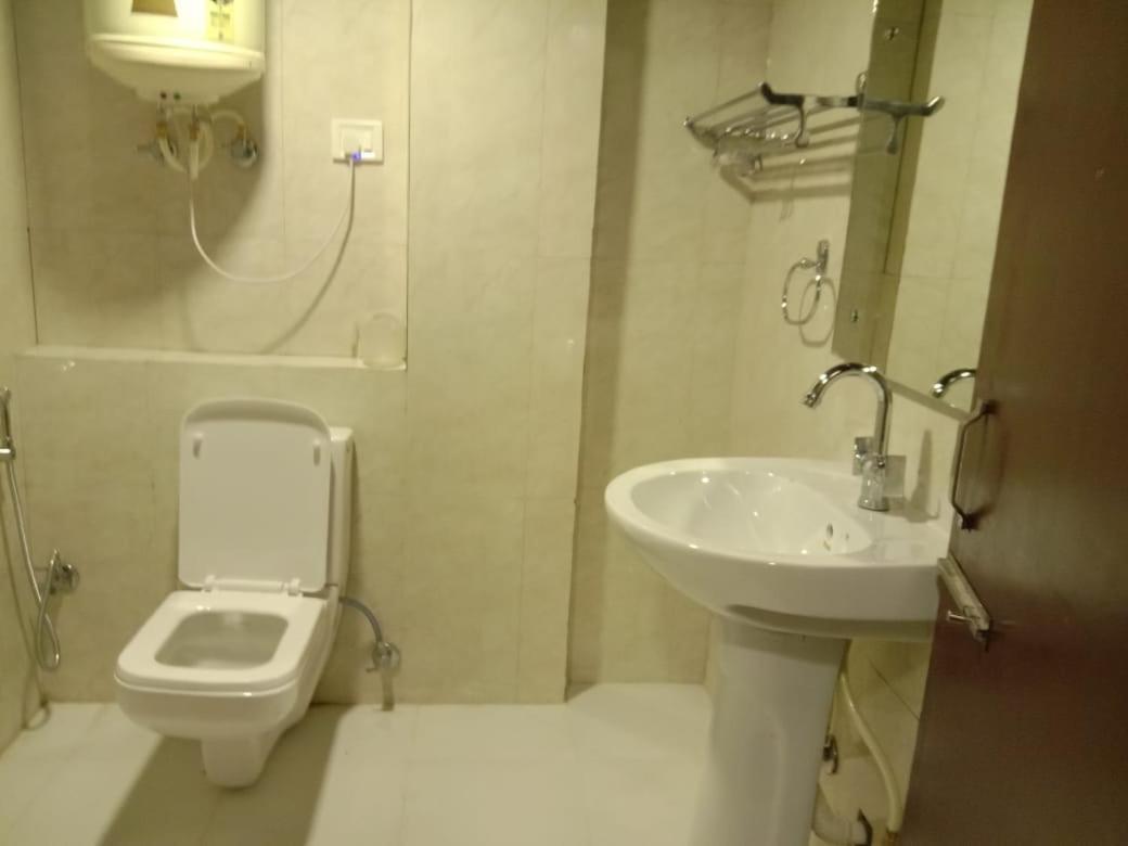Hotel R Deluxe "Couple Friendly Vaccinated Staff" Нью-Дели Экстерьер фото