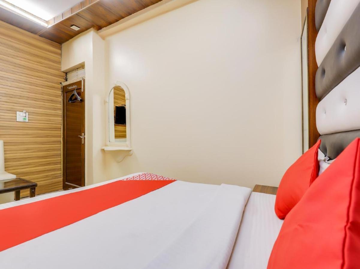 Hotel R Deluxe "Couple Friendly Vaccinated Staff" Нью-Дели Экстерьер фото