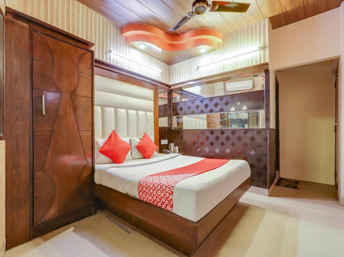 Hotel R Deluxe "Couple Friendly Vaccinated Staff" Нью-Дели Экстерьер фото