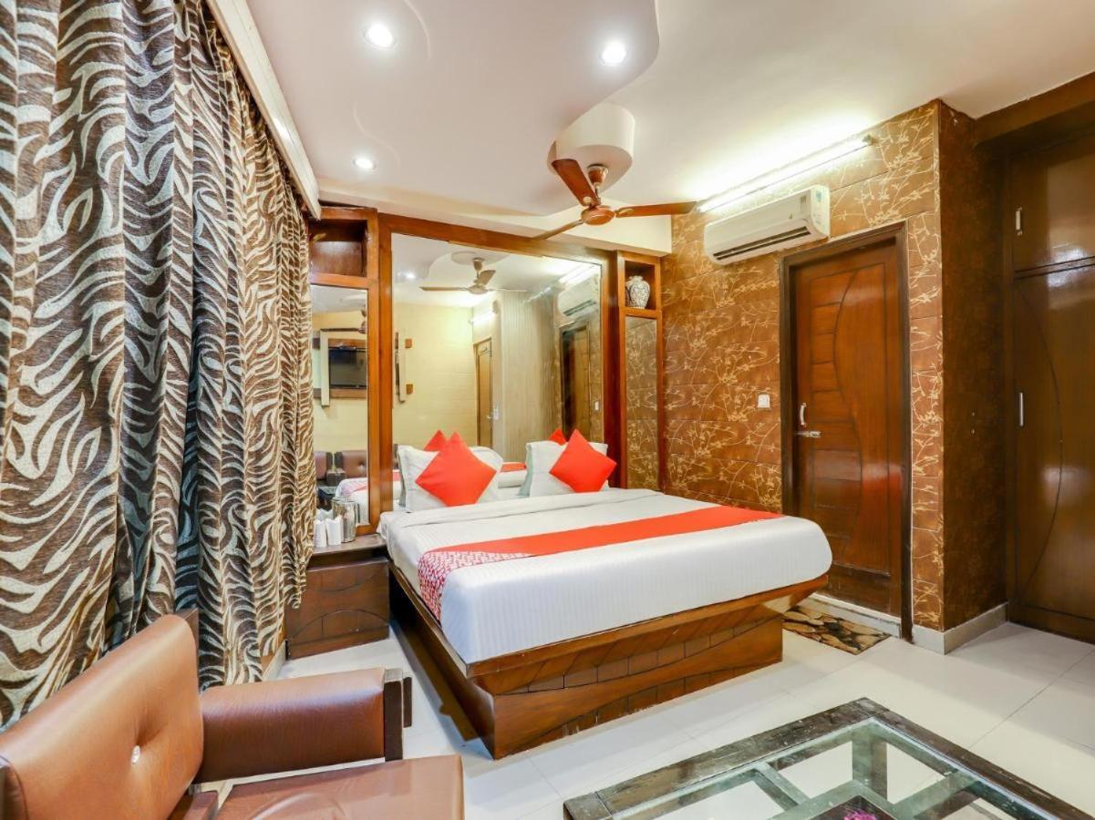 Hotel R Deluxe "Couple Friendly Vaccinated Staff" Нью-Дели Экстерьер фото