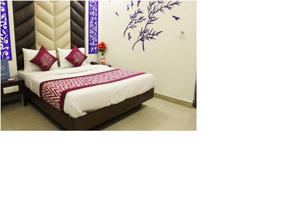 Hotel R Deluxe "Couple Friendly Vaccinated Staff" Нью-Дели Экстерьер фото