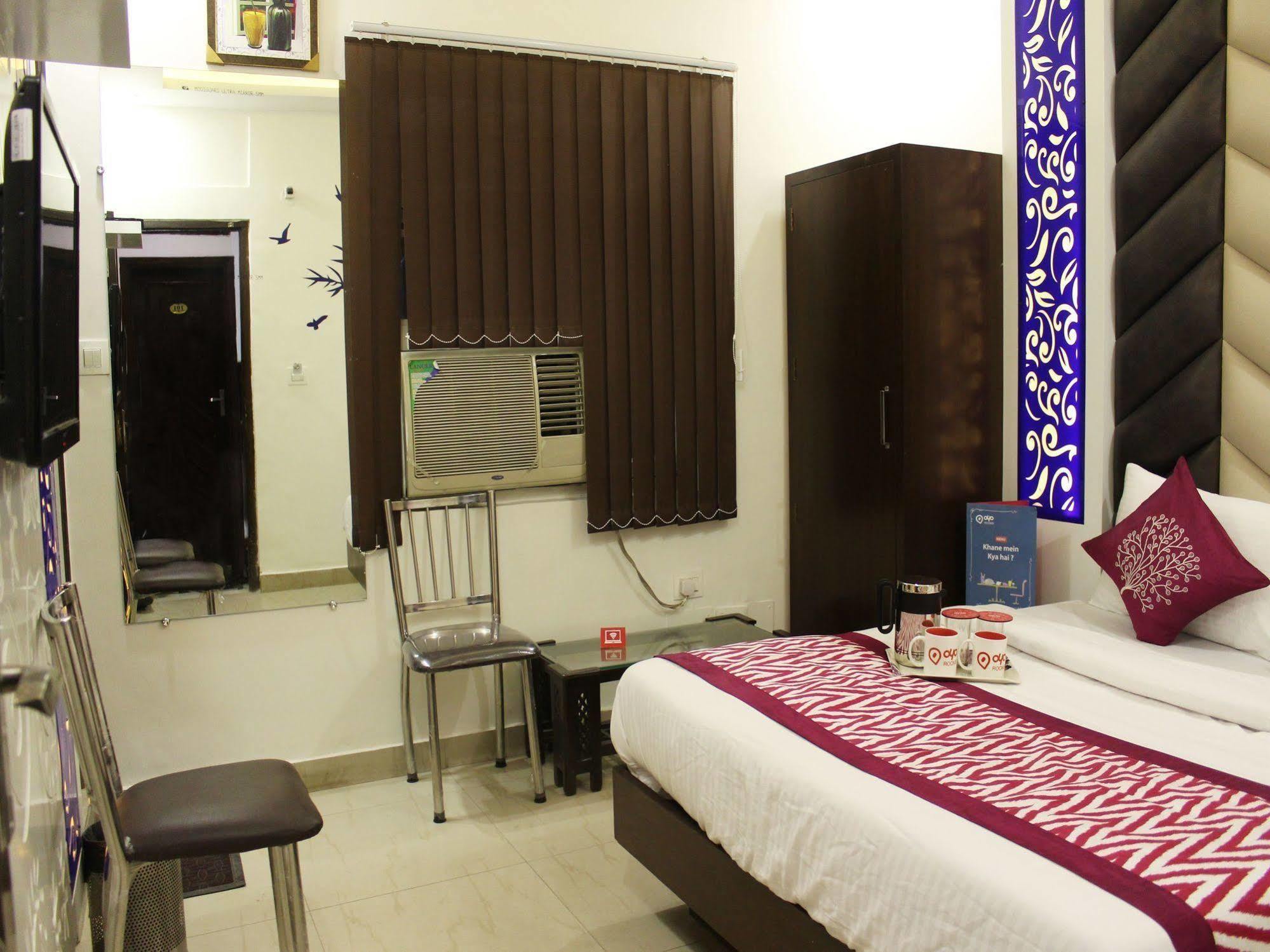 Hotel R Deluxe "Couple Friendly Vaccinated Staff" Нью-Дели Экстерьер фото