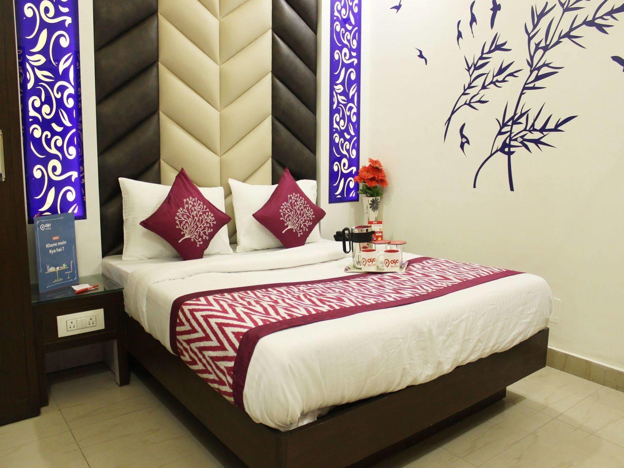 Hotel R Deluxe "Couple Friendly Vaccinated Staff" Нью-Дели Экстерьер фото