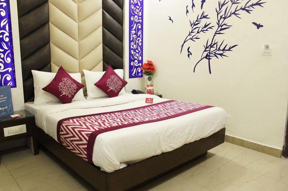 Hotel R Deluxe "Couple Friendly Vaccinated Staff" Нью-Дели Экстерьер фото