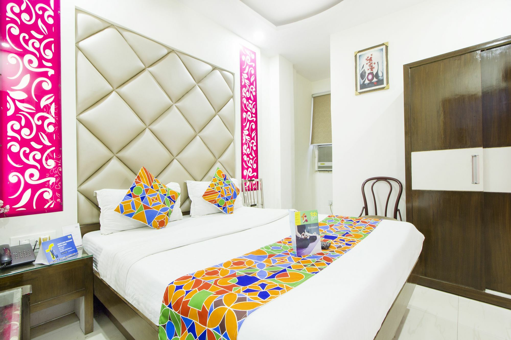 Hotel R Deluxe "Couple Friendly Vaccinated Staff" Нью-Дели Экстерьер фото