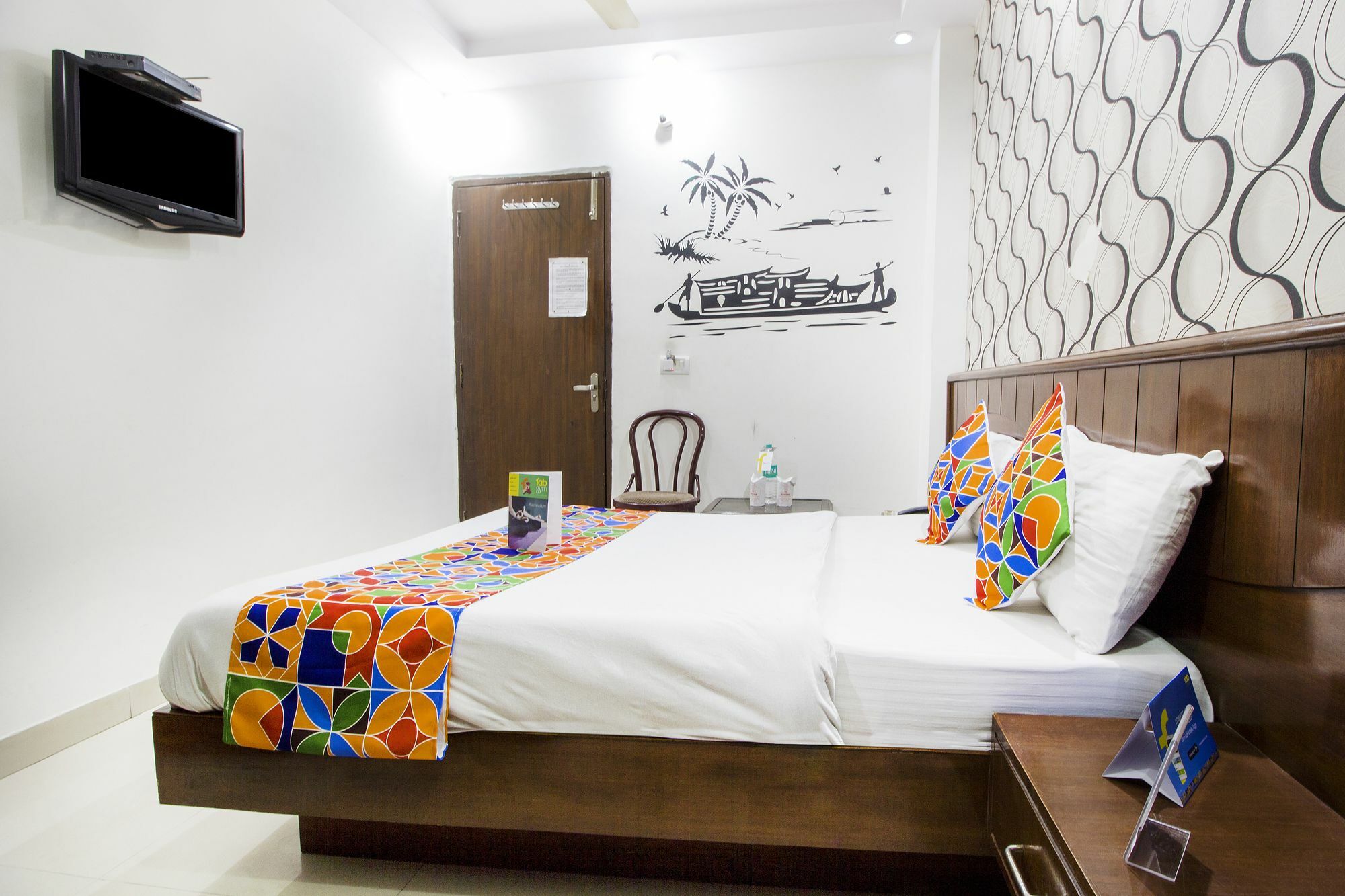 Hotel R Deluxe "Couple Friendly Vaccinated Staff" Нью-Дели Экстерьер фото